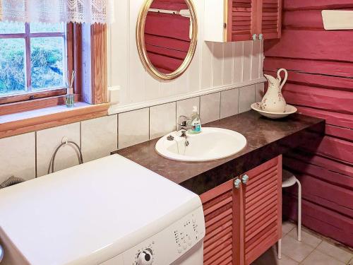 グリムスタにあるHoliday home Grimstadのバスルーム(洗面台、鏡付)