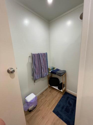 mały pokój ze stołem i ręcznikiem w obiekcie Swanson-Waitakere Stay in Scenic Sunrise w Auckland