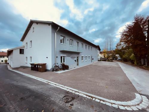 biały budynek z rowerem zaparkowanym obok niego w obiekcie Alte Seifensiederei - Malala w mieście Bad Tölz