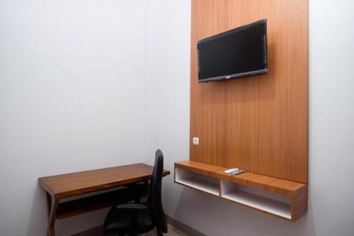 TV a/nebo společenská místnost v ubytování Urbanview Syariah Loji Arum Stasiun Klaten by RedDoorz