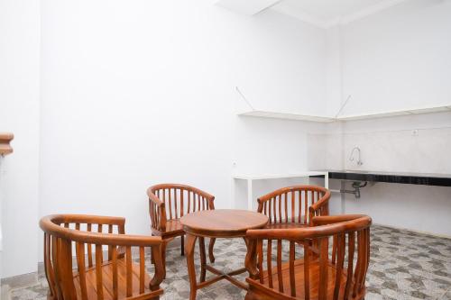 Kuchyň nebo kuchyňský kout v ubytování Urbanview Syariah Loji Arum Stasiun Klaten by RedDoorz