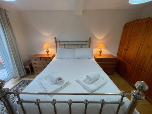 Postel nebo postele na pokoji v ubytování Amazing Cottage In Delightful Madingley Village