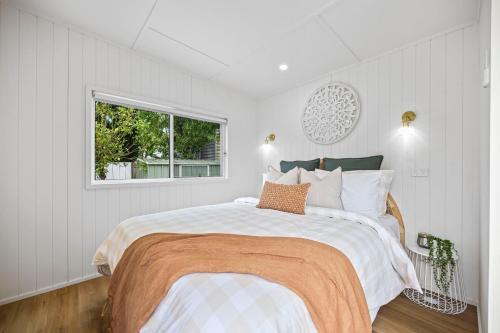 - une chambre avec un grand lit et une fenêtre dans l'établissement Casa De Limon, à Ballarat