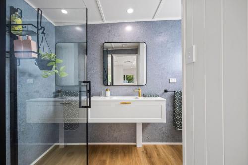 y baño con lavabo y espejo. en Casa De Limon, en Ballarat