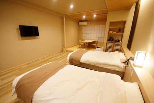 Postel nebo postele na pokoji v ubytování 京ごはんと露天風呂の宿 ゆのはな 月や