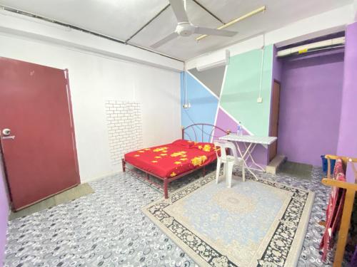 Kampong GunongにあるMY GUNUNG HOTEL BUDGETのベッド1台、ドア、テーブルが備わる客室です。