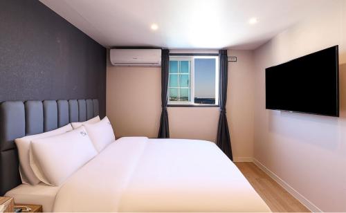 En eller flere senger på et rom på Hotel Daon