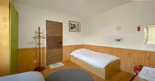 西歸浦的住宿－背包客之家旅館，小房间设有床和小浴室