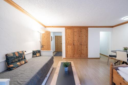 a living room with a couch and a table at 2203 Modernes Studio mit Balkon in Vulpera