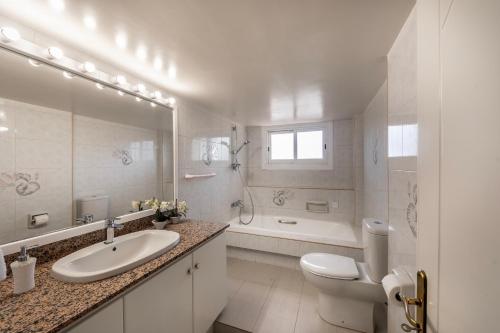 bagno bianco con lavandino e servizi igienici di Platres Forest Panorama Cottage a Platres