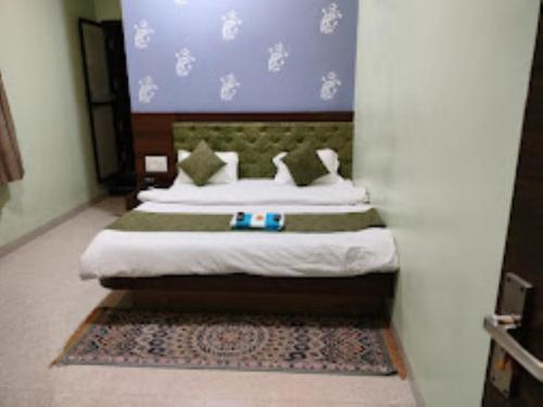 ein Schlafzimmer mit einem großen Bett mit einem Teppich in der Unterkunft Hotel Shivalay Palace,Maheshwar in Maheshwar