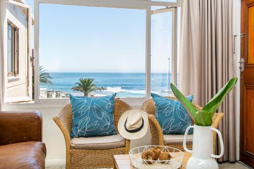 sala de estar con vistas al océano en Camps Bay Village - Studios and Apartments, en Ciudad del Cabo