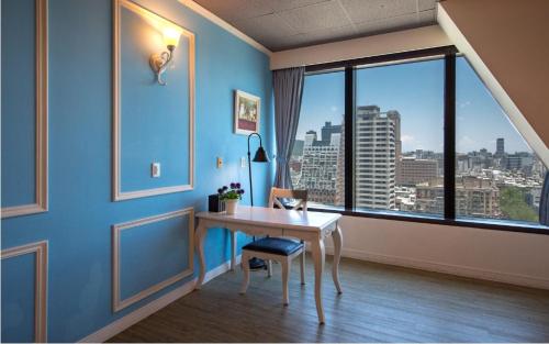 高雄的住宿－雲海精品旅館-85大樓 ，客房设有书桌和大窗户。
