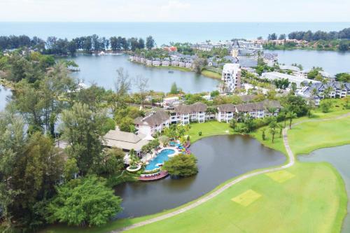eine Luftansicht eines Resorts auf einem See in der Unterkunft Homm Suites Laguna in Strand Bang Tao