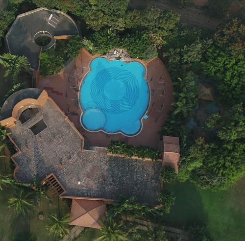 una vista aérea de una casa con piscina en Vijayshree Resort, Hampi, en Hampi