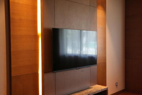 Una televisión o centro de entretenimiento en DoubleTree By Hilton Jiaxing