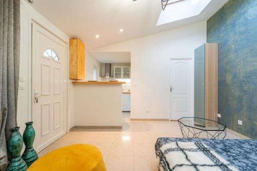 une chambre avec un lit et une table et une cuisine dans l'établissement Ptit Van Gogh, à Rosny-sous-Bois