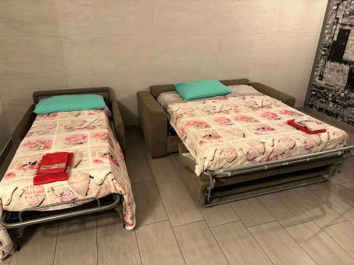 2 camas en una habitación contigua en Appartamento per famiglie o gruppi di amici Access Point, en Crotone