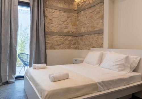 ein Schlafzimmer mit einem Bett mit zwei Handtüchern darauf in der Unterkunft Luxury Villa in Center of Agioi Theodoroi in Agii Theodori