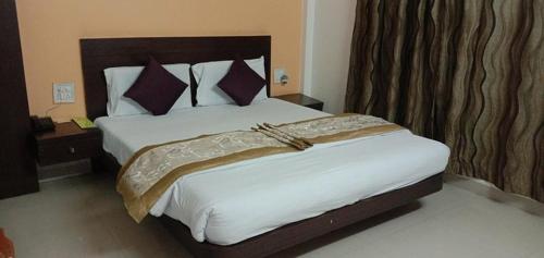 1 dormitorio con 1 cama grande en una habitación en HOTEL PARTH EXECUTIVE, en Lātūr