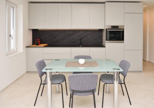 una cucina con tavolo da pranzo e sedie di Modern apartment Dora a Mendrisio