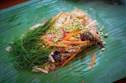 The Box Promkiri (เดอะบ๊อค พรหมคีรี) في Ban Pak Ram: طبق أخضر من الطعام مع الخضار عليه