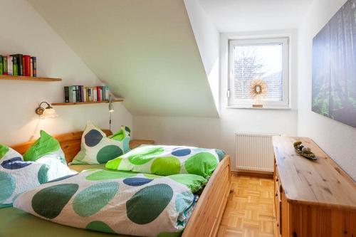 een slaapkamer met een bed, een tafel en een raam bij Ferienwohnung Sonnenseite Zoja Hahnenklee in Hahnenklee-Bockswiese