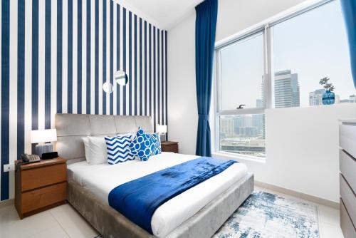 Postel nebo postele na pokoji v ubytování Ultimate Stay 1 BR Marina Views Best Location in the Heart of Marina Perfect Vacation Near Marina Beach JBR