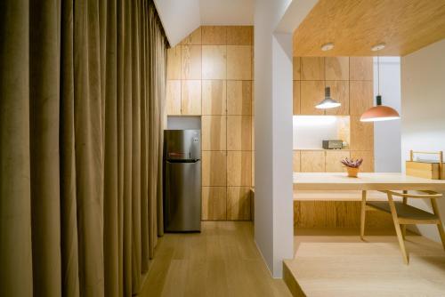 cocina y comedor con nevera y mesa en 珍遇珍寓電梯民宿 June June House, en Tainan