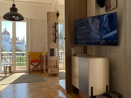 un soggiorno con TV a schermo piatto a parete di Nest in Mets ad Atene