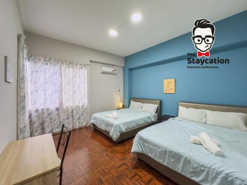 Sypialnia z dwoma łóżkami i napisem "Stayvention" w obiekcie Staycation Homestay 33 Floridale Condominium near viva city w mieście Kuching