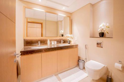 Koupelna v ubytování Lux Golf Views 3 BR in Emirates Hills