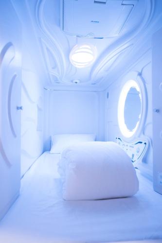 NapTapGo - Japanese Premium POD Hotel - Walk to Noida Electronic City Metro! Wifi, Loungeにあるベッド