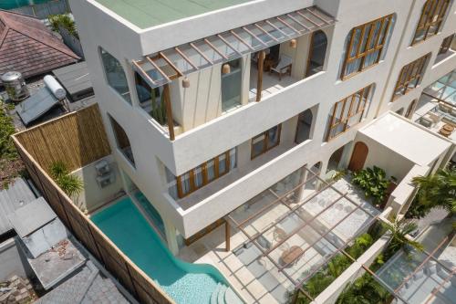 an overhead view of a building with a swimming pool at Alegria de la Vida in Canggu