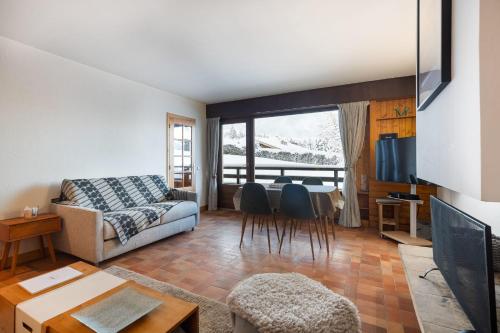 un salon avec un canapé et une table dans l'établissement Flat - Le Whivern A stone's throw from the village centre, à Megève