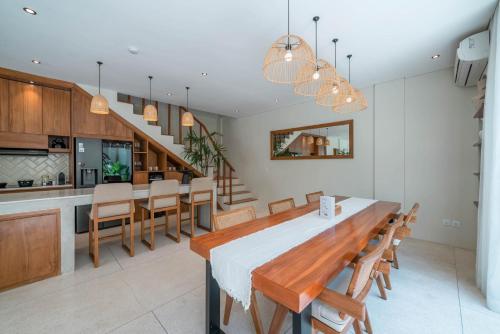 a dining room and kitchen with a table and chairs at Alegria de la Vida in Canggu