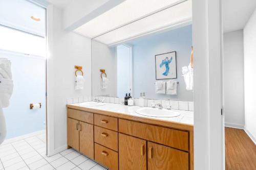 ein Bad mit einem Waschbecken und einer Dusche in der Unterkunft Hilo Villa w/pool- 16 guests max in Hilo