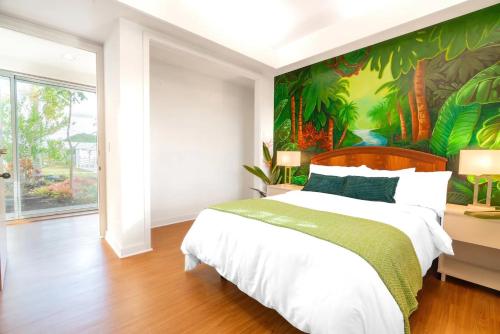 ein Schlafzimmer mit einem großen Bett und einem tropischen Wandbild in der Unterkunft Hilo Villa w/pool- 16 guests max in Hilo