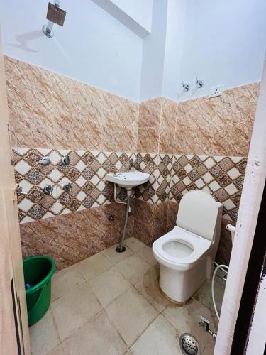 a bathroom with a toilet and a sink at HOTEL S S PALACE in Agra