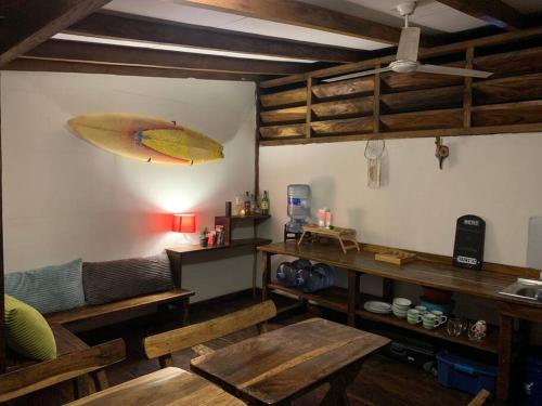 Zimmer mit einem an der Wand hängenden Surfbrett in der Unterkunft Casa GaNiMo - propiedad privada, frente al mar in La Libertad