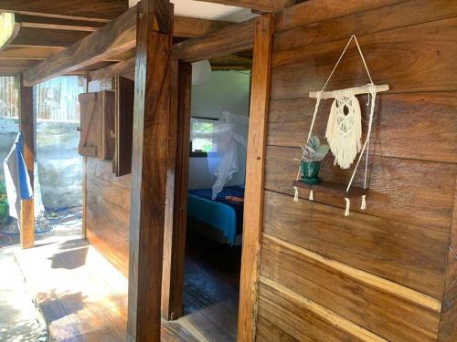 um quarto com uma parede de madeira com um baloiço em Casa GaNiMo - propiedad privada, frente al mar em La Libertad