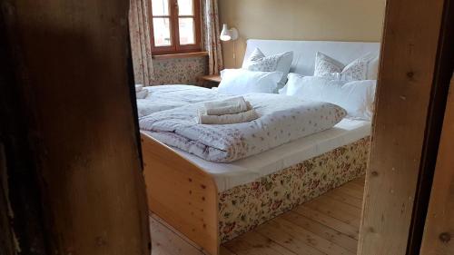 1 dormitorio con 1 cama con sábanas y almohadas blancas en Fachwerkhof Klosterbuch, en Leisnig