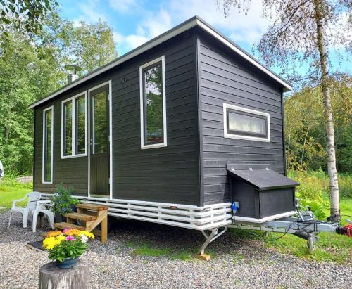 a black tiny house with a grill at Minicabin in Vuokatti