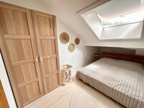 a bedroom with a bed and a skylight at Ferienwohnung Alphorn - SommerBergBahn unlimited kostenlos in Oberstdorf