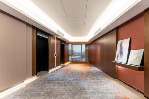 a hallway in a building with a hallway at Hilton Garden Inn Huzhou High-Speed Railway Station in Huzhou