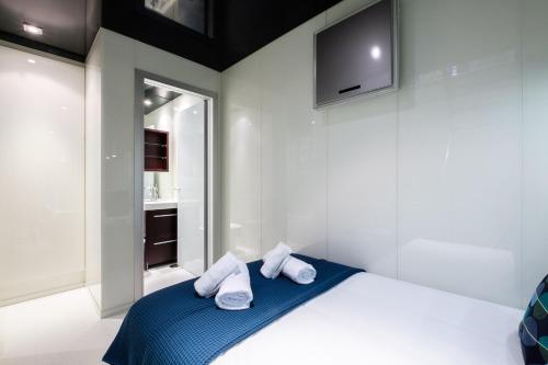 - une chambre avec un lit et 2 serviettes dans l'établissement My City Home - Duplex en Puerta de Hierro II, à Madrid