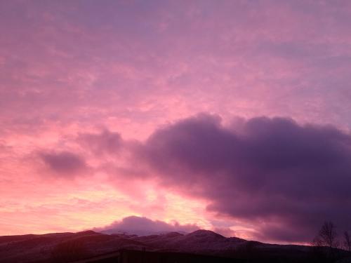 ein wolkiger Himmel bei Sonnenuntergang mit Bergen im Hintergrund in der Unterkunft U Gabrysia i Tatiany in Ustrzyki Górne