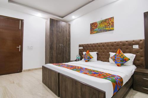 een slaapkamer met een groot bed in een kamer bij FabExpress The Premium Villa in New Delhi
