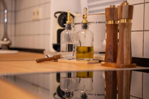 - deux bouteilles d'huile sur un comptoir dans une cuisine dans l'établissement Im Zentrum schöner Wohnen inkl. Parkplatz, à Paderborn