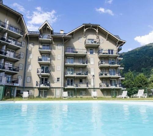 Next to the ski lift! *3bed Apt* sleeps 8* Parking* Pool